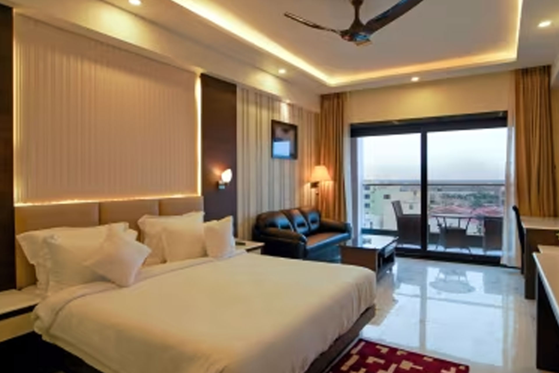 pool_view_room_namdarmoni