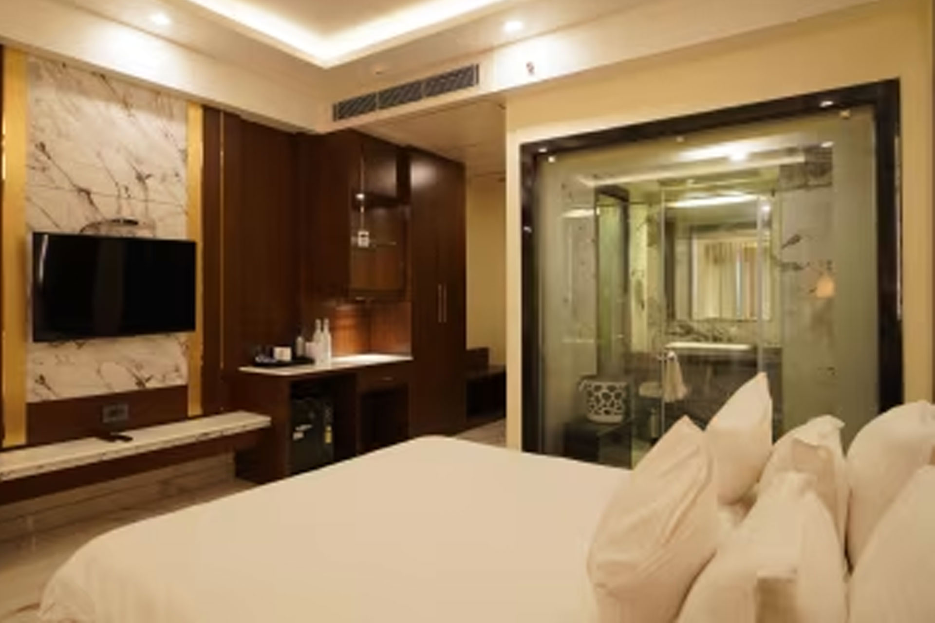 premium_swim_up_room_namdarmoni